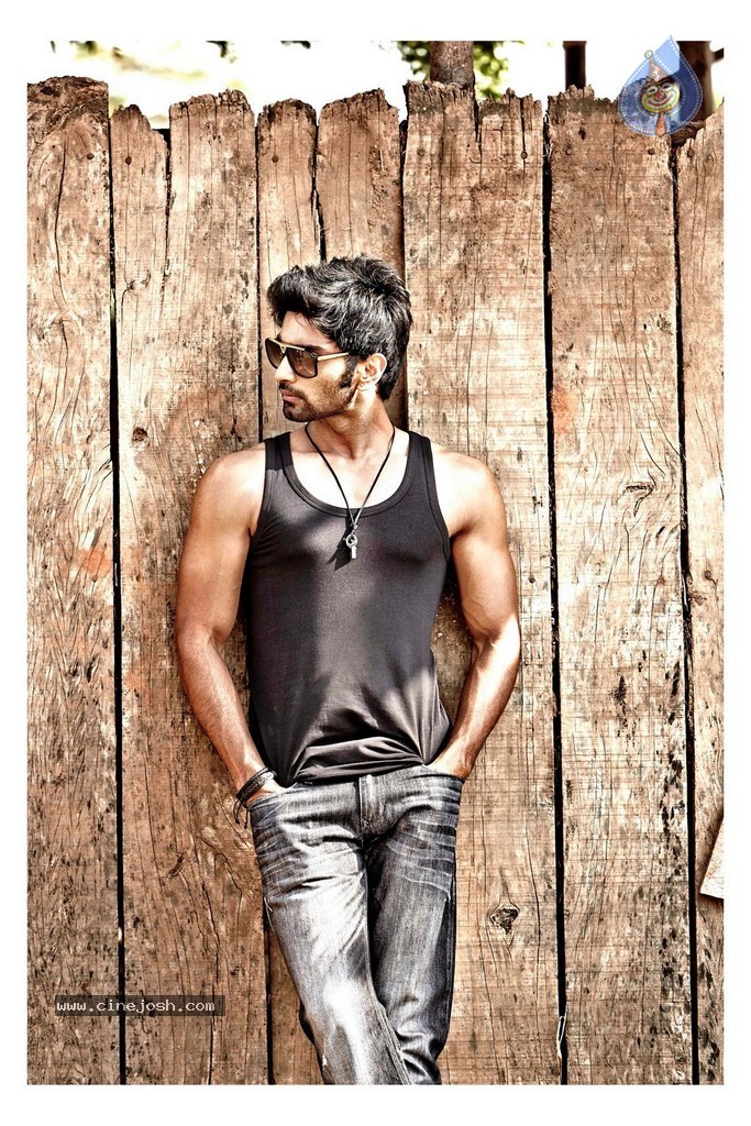 Irumbu Kuthirai Tamil Movie Stills - 29 / 48 photos