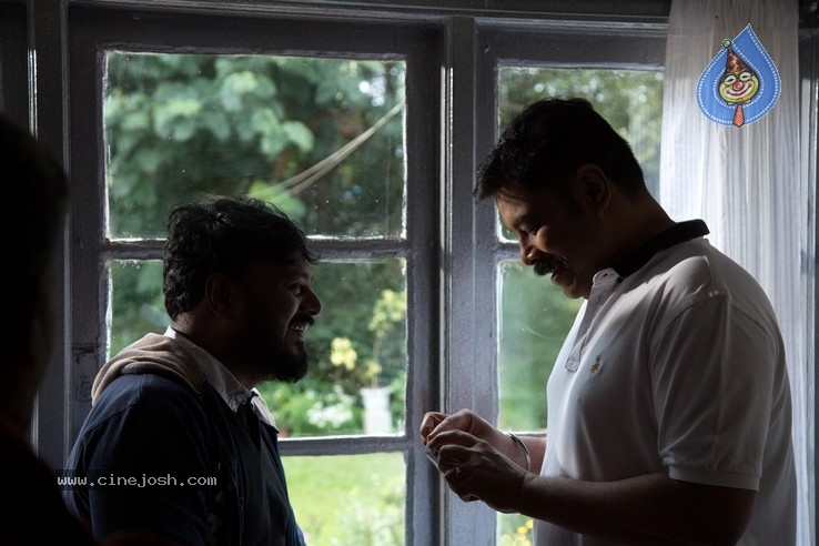 Iruttu Tamil Movie Stills - 5 / 17 photos