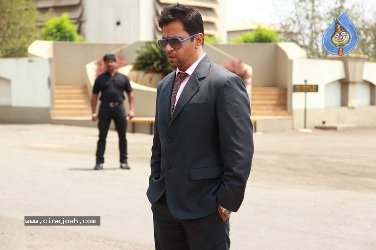 Iruvar Oppandham Movie Working Stills And Photos - 20 / 63 photos