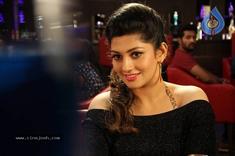 Iruvar Oppandham Movie Working Stills And Photos - 33 / 63 photos