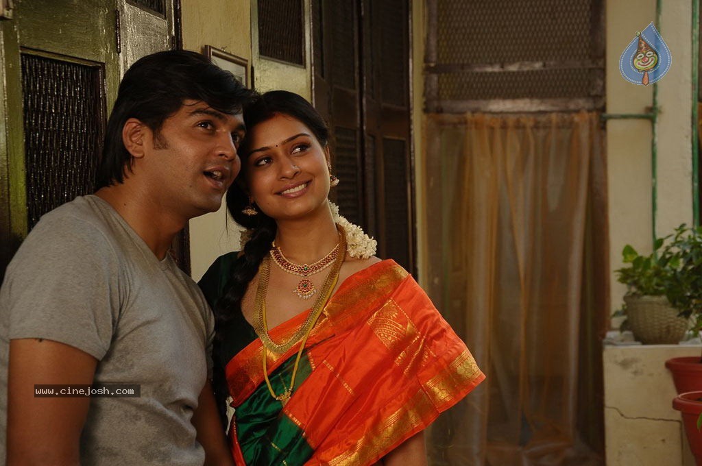 Iruvar Ullam Tamil Movie Stills - 32 / 53 photos