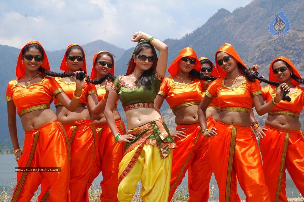 Isakki Tamil Movie Stills - 32 / 35 photos