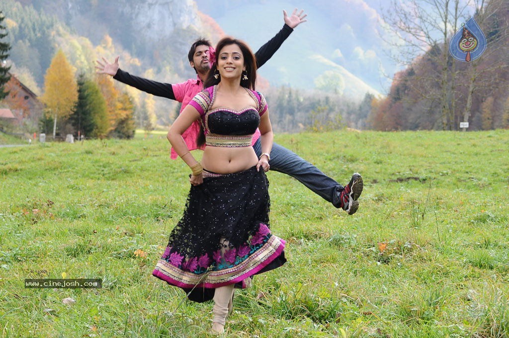 Ishtam Tamil Movie Hot Stills - 13 / 84 photos