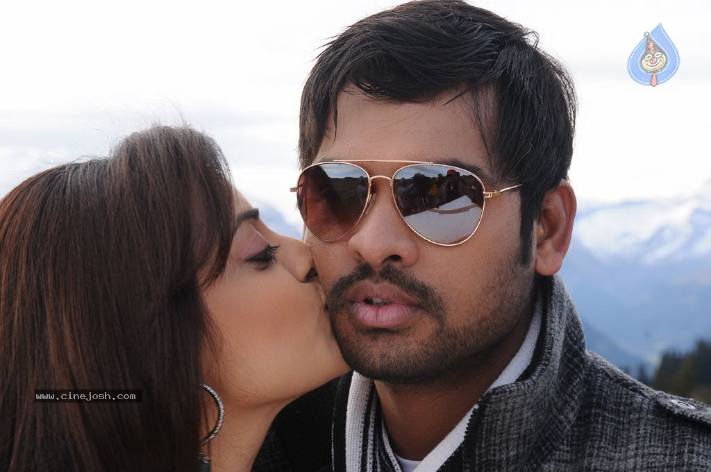 Ishtam Tamil Movie Hot Stills - 16 / 84 photos