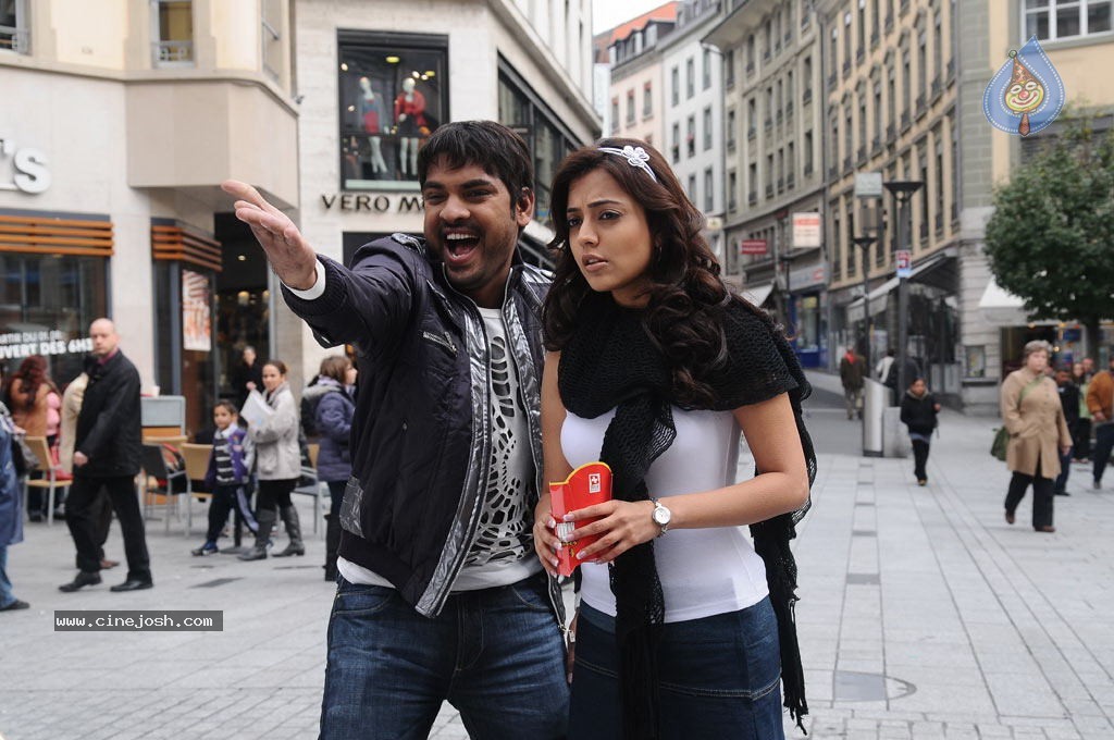Ishtam Tamil Movie Hot Stills - 17 / 84 photos