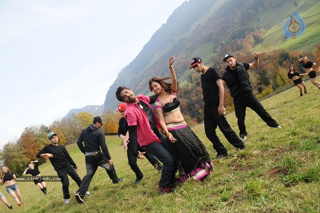 Ishtam Tamil Movie Hot Stills - 22 / 84 photos