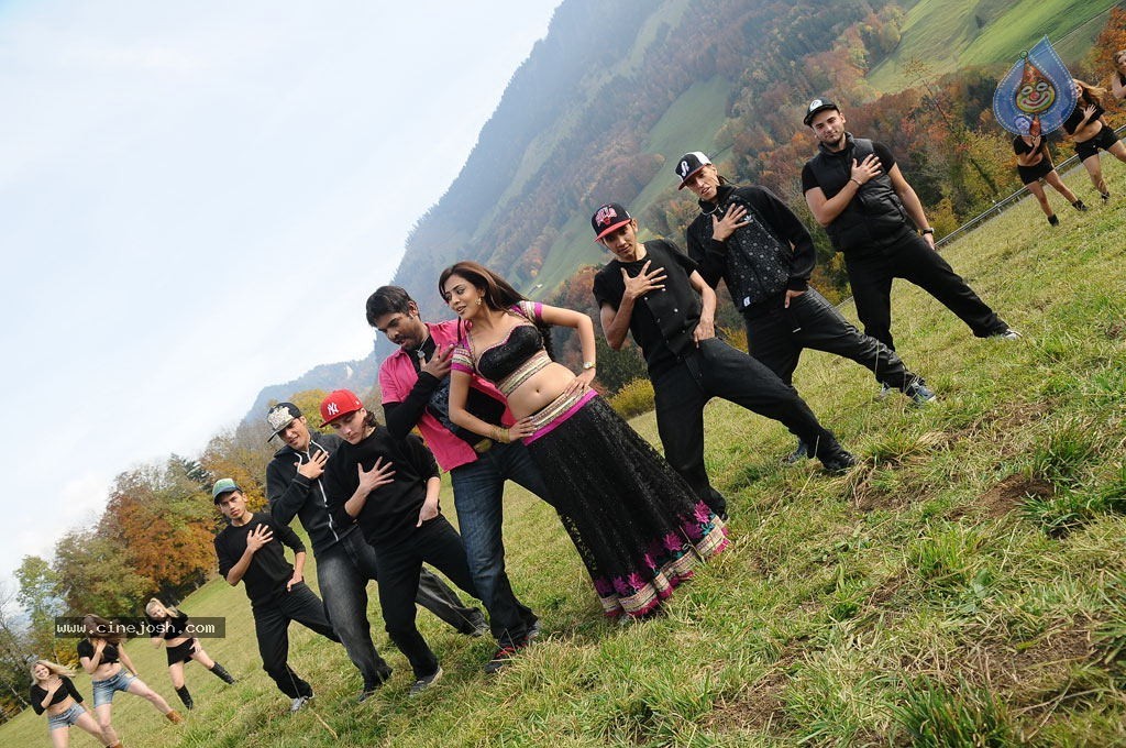 Ishtam Tamil Movie Hot Stills - 24 / 84 photos
