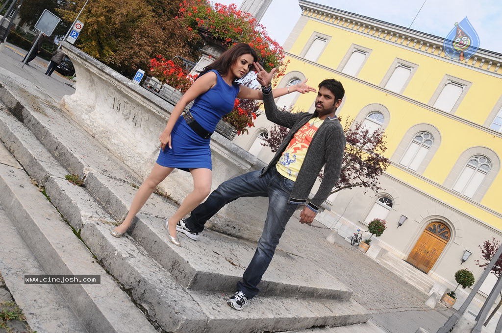 Ishtam Tamil Movie Hot Stills - 25 / 84 photos