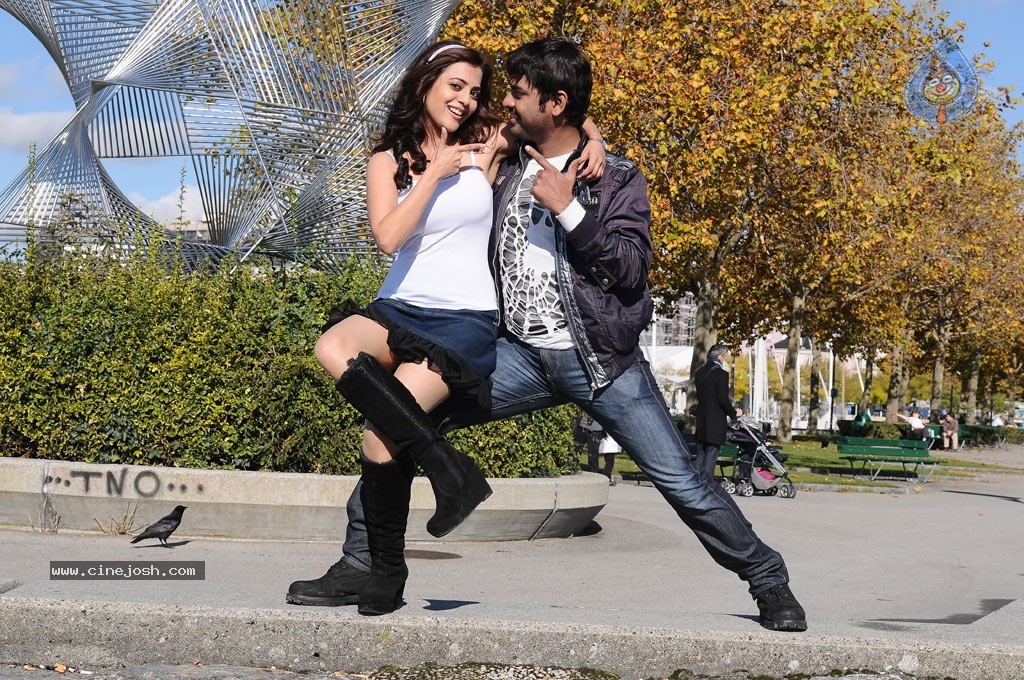 Ishtam Tamil Movie Hot Stills - 26 / 84 photos