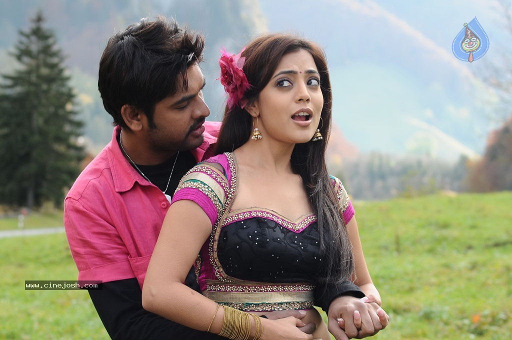 Ishtam Tamil Movie Hot Stills - 28 / 84 photos