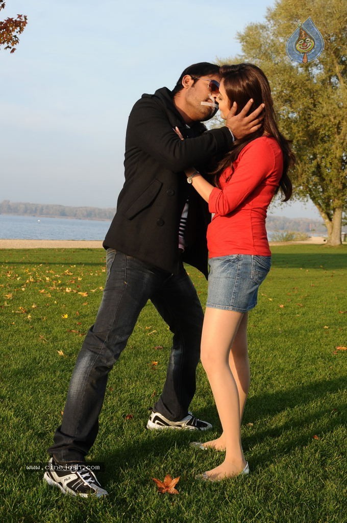Ishtam Tamil Movie Hot Stills - 35 / 84 photos