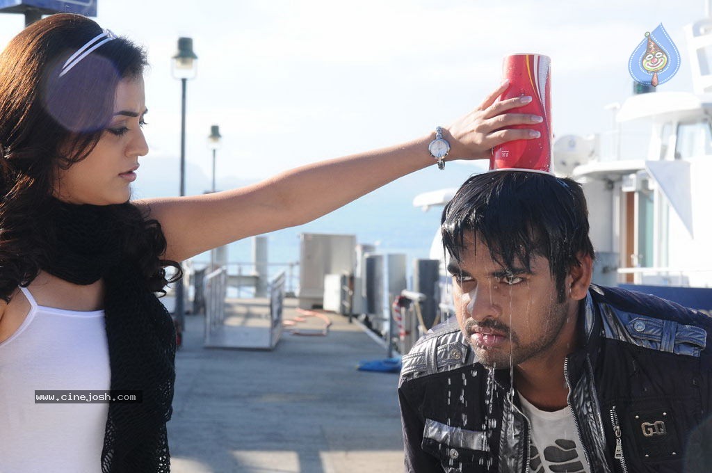 Ishtam Tamil Movie Hot Stills - 39 / 84 photos