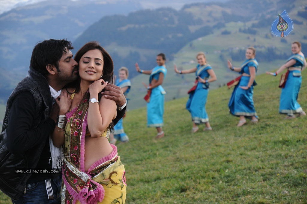 Ishtam Tamil Movie Hot Stills - 46 / 84 photos
