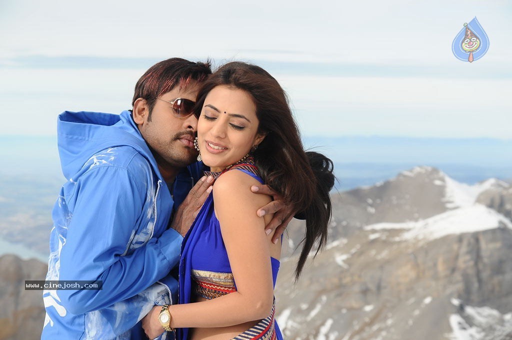 Ishtam Tamil Movie Hot Stills - 49 / 84 photos