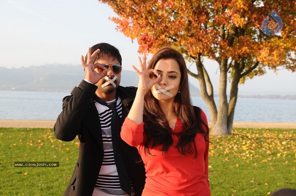 Ishtam Tamil Movie Hot Stills - 74 / 84 photos