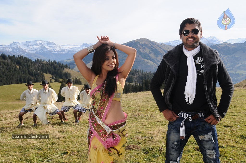 Ishtam Tamil Movie Hot Stills - 78 / 84 photos