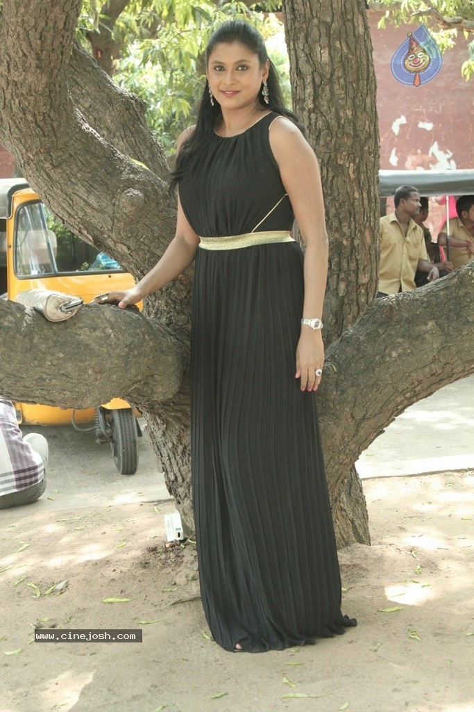 Iyakkunar Tamil Movie Stills - 2 / 86 photos