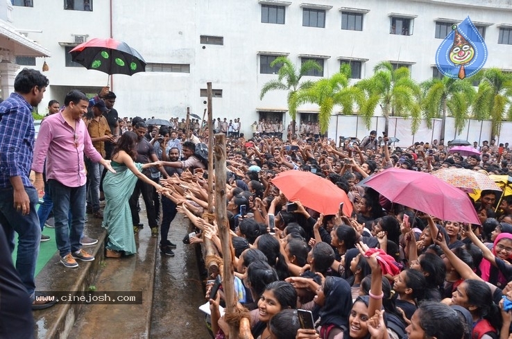 Jaanu Team At Raghu College - 1 / 17 photos