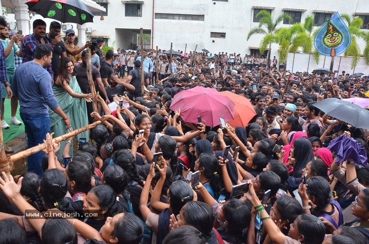 Jaanu Team At Raghu College - 4 / 17 photos