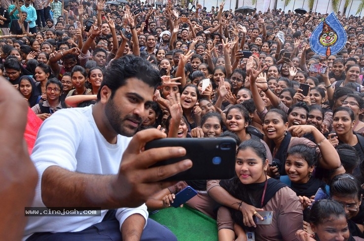 Jaanu Team At Raghu College - 7 / 17 photos