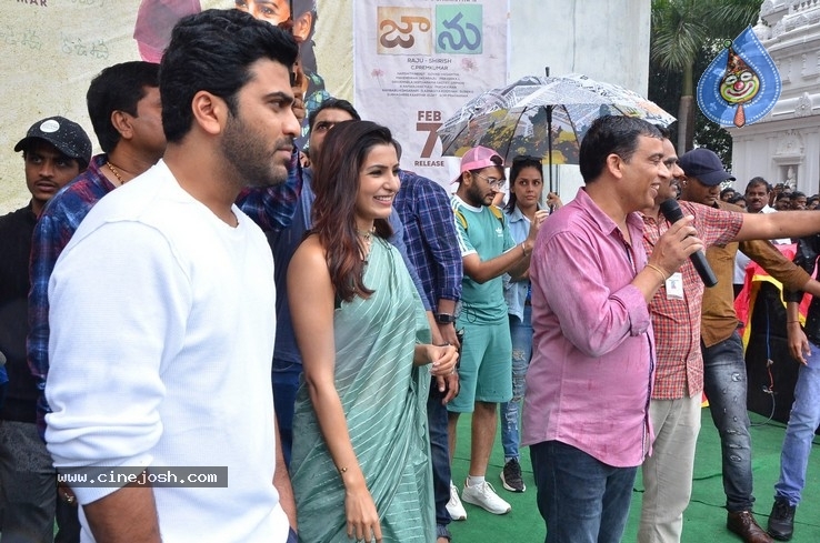 Jaanu Team At Raghu College - 8 / 17 photos