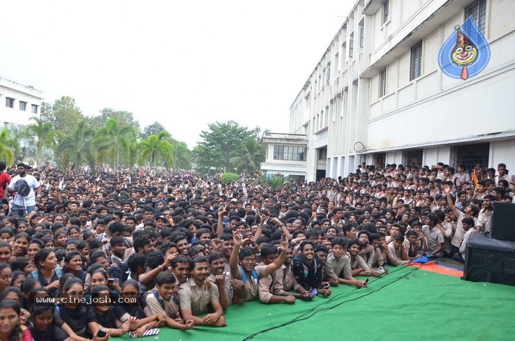 Jaanu Team At Raghu College - 12 / 17 photos