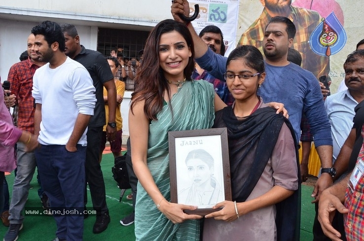 Jaanu Team At Raghu College - 15 / 17 photos