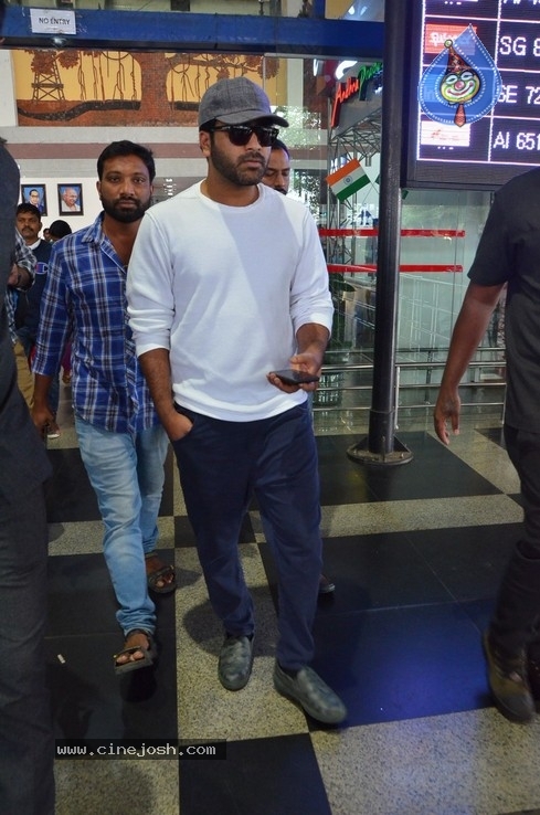 Jaanu Team at Vizag Airport - 8 / 17 photos