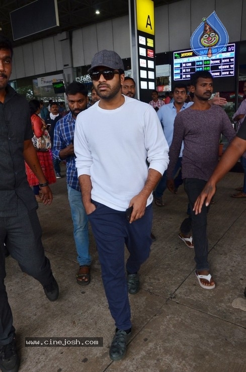 Jaanu Team at Vizag Airport - 13 / 17 photos