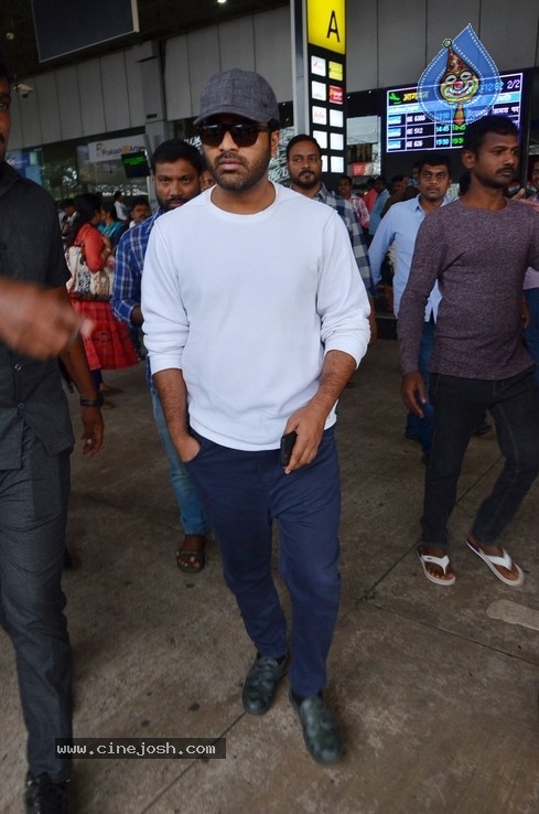 Jaanu Team at Vizag Airport - 14 / 17 photos