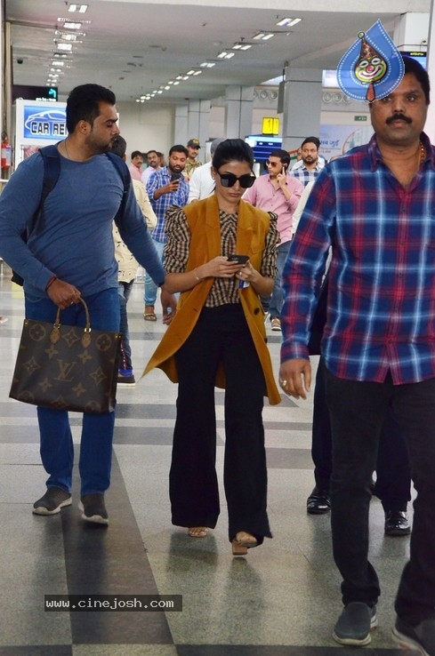 Jaanu Team at Vizag Airport - 16 / 17 photos