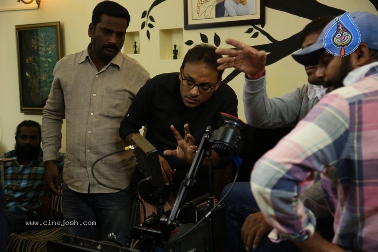 Jambalakidi Pamba Movie Working Stills - 6 / 10 photos
