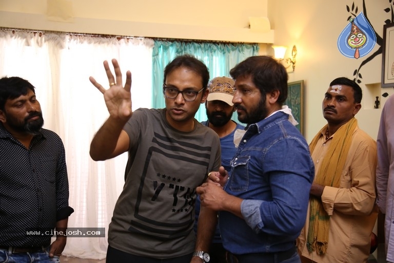 Jambalakidi Pamba Movie Working Stills - 7 / 10 photos