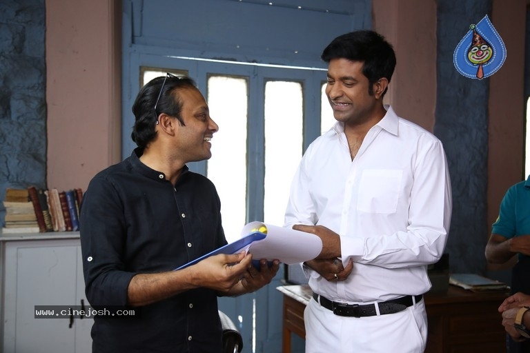 Jambalakidi Pamba Movie Working Stills - 8 / 10 photos