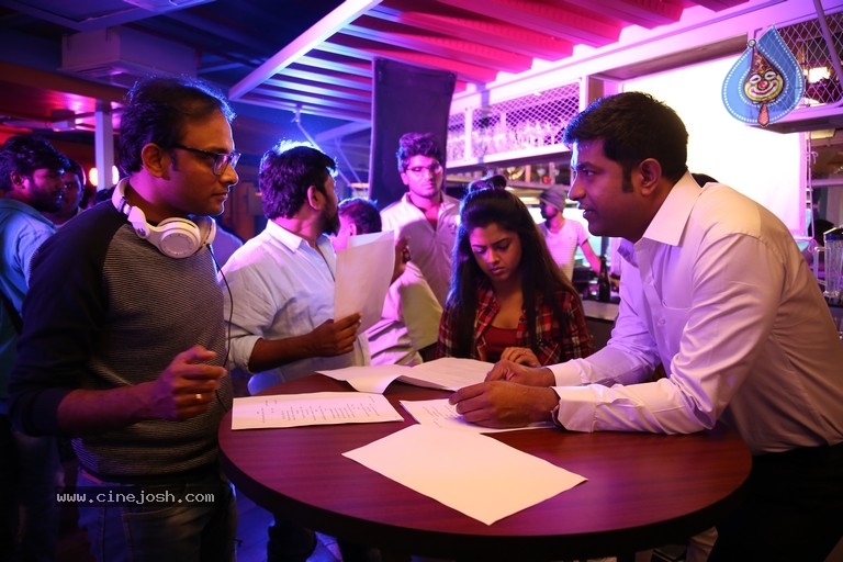Jambalakidi Pamba Movie Working Stills - 9 / 10 photos