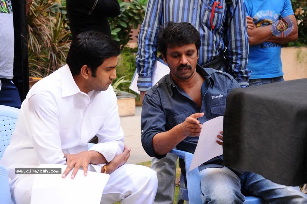 JK Enum Nanbanin Vaazhkai Tamil Movie Stills - 33 / 90 photos