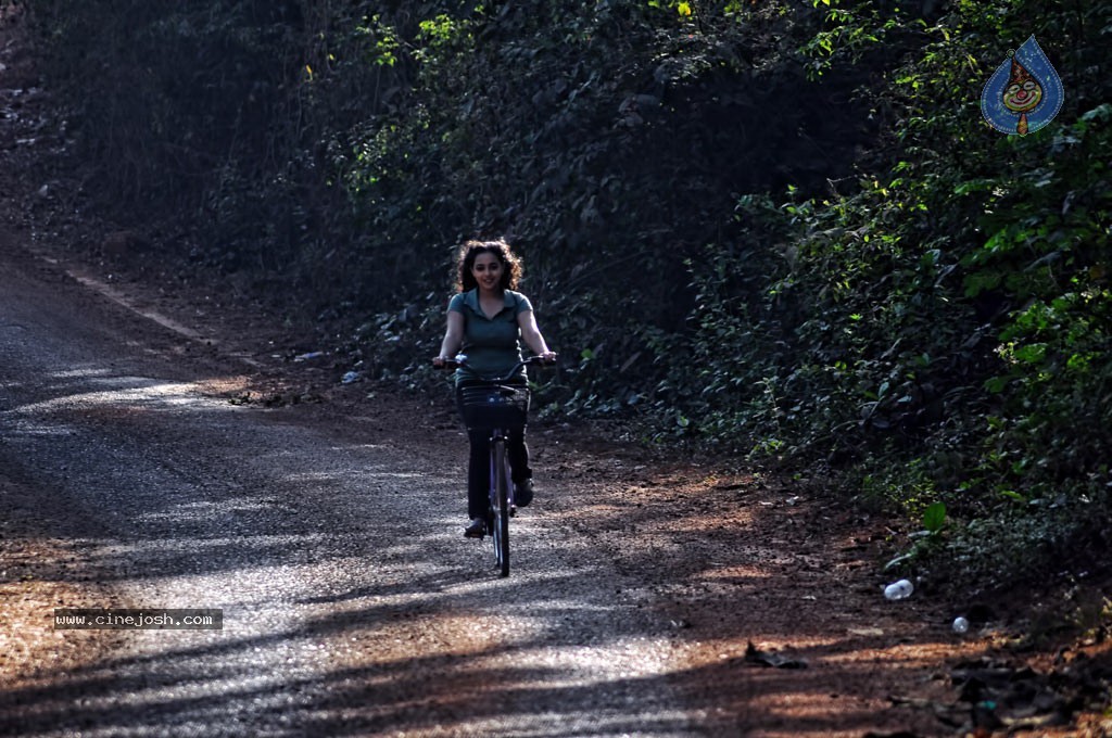 JK Enum Nanbanin Vaazhkai Tamil Movie Stills - 55 / 90 photos