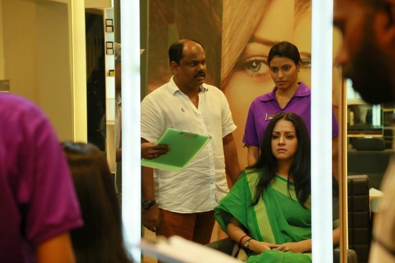 Jyothika Stills in 36 Vayadhinile Movie - 2 / 18 photos