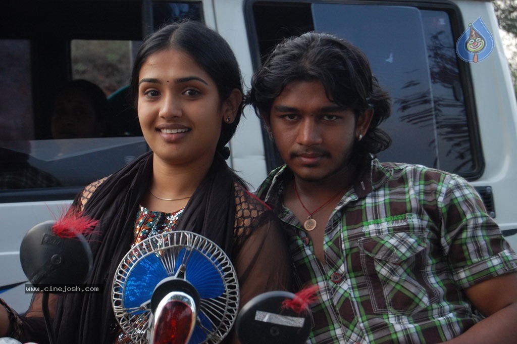 Kaadhal Paadhai Tamil Movie Stills - 27 / 75 photos