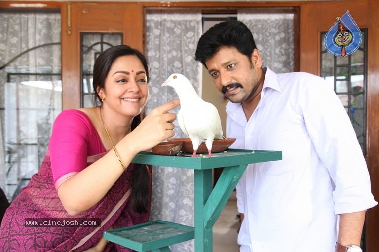 Kaatrin Mozhi Movie Stills - 10 / 11 photos