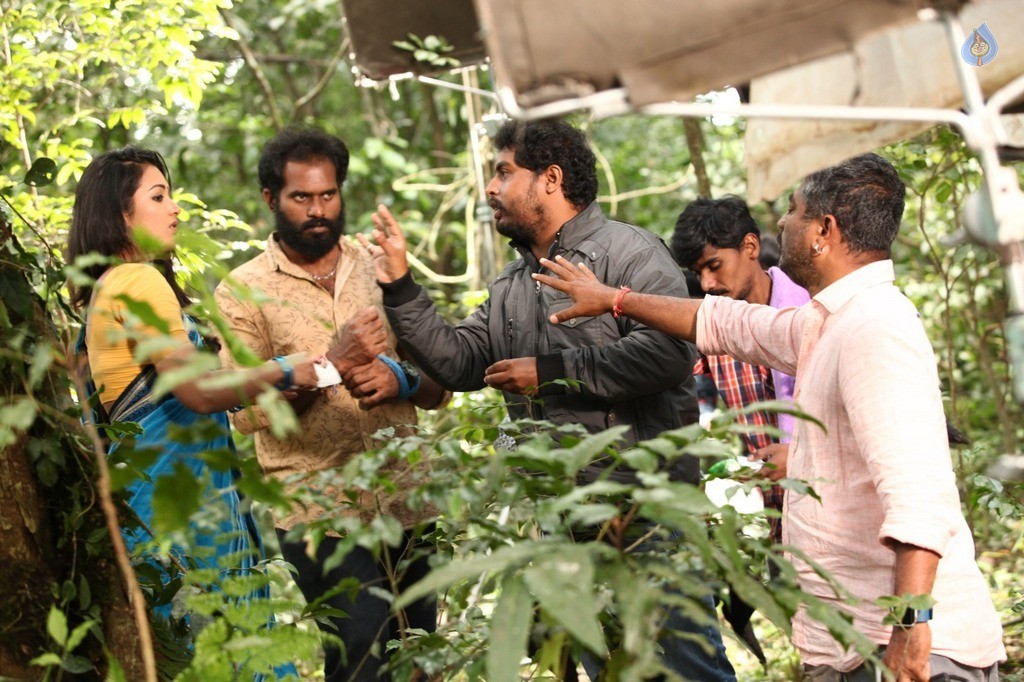 Kadamban Tamil Movie Photos - 15 / 17 photos