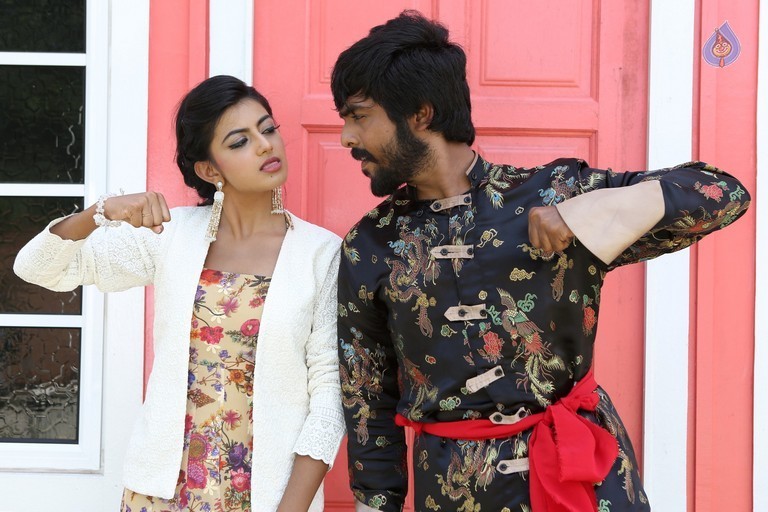 Kadavul Irukaan Kumaru Tamil Film Pics - 7 / 32 photos
