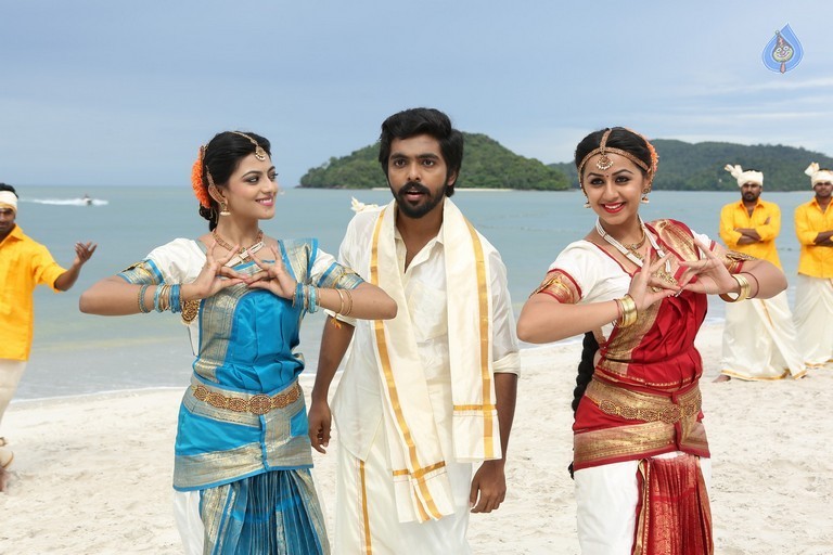 Kadavul Irukaan Kumaru Tamil Film Pics - 11 / 32 photos