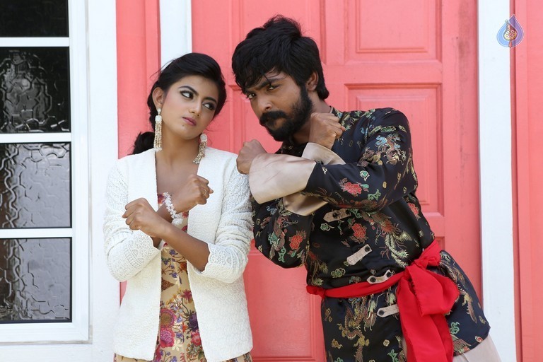 Kadavul Irukaan Kumaru Tamil Film Pics - 26 / 32 photos