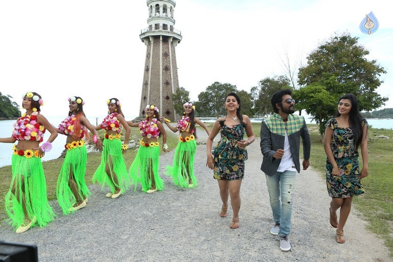 Kadavul Irukaan Kumaru Tamil Film Pics - 27 / 32 photos