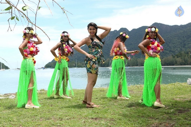 Kadavul Irukaan Kumaru Tamil Movie Photos - 1 / 18 photos