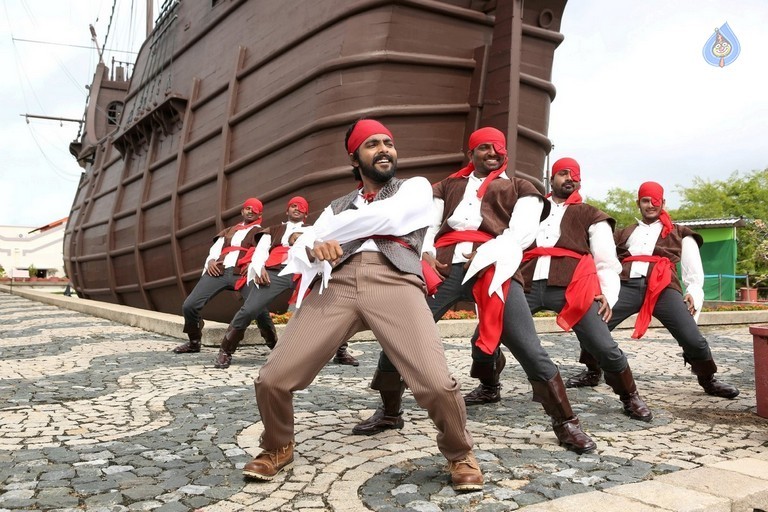 Kadavul Irukaan Kumaru Tamil Movie Photos - 9 / 18 photos