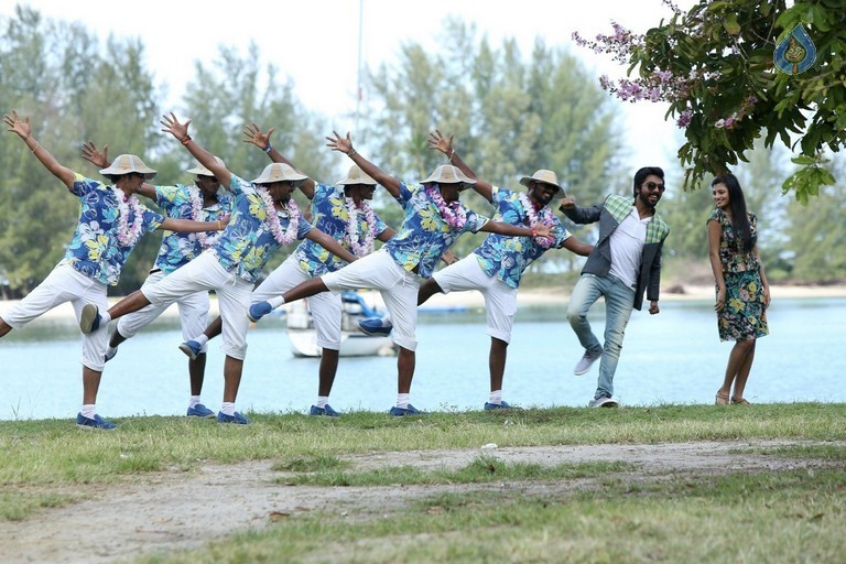 Kadavul Irukaan Kumaru Tamil Movie Photos - 16 / 18 photos