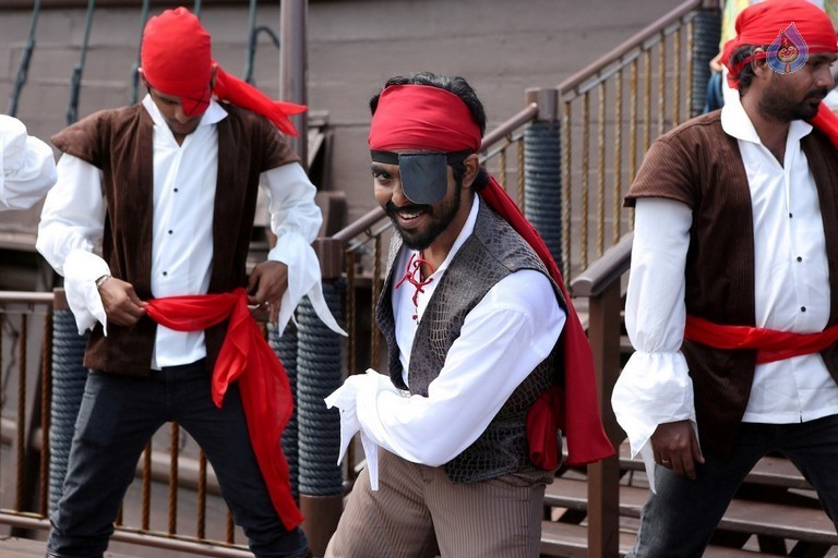 Kadavul Irukaan Kumaru Tamil Movie Photos - 17 / 18 photos