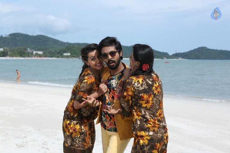 Kadavul Irukan Kumaru Tamil Film Photos - 5 / 15 photos